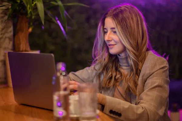 A talented copywriter from Digital Talent providing top-notch copywriter services for an international brand.