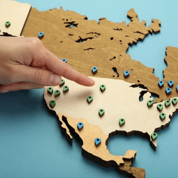 Map of Mexico and the USA highlighting nearshore benefits like cultural and geographic closeness for efficient collaboration.