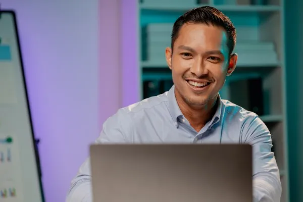 Digital marketing services specialist from Mexico analyzing campaign performance for a US brand.