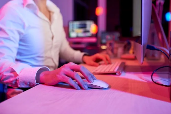 A professional female copywriter providing expert copywriter services from home for a US brand.